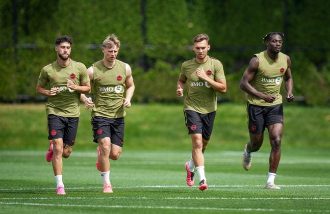 June 15, 2026, Vancouver, Bc, CANADA: Canada s Jonathan Osorio, from left to right, Luc de Fougerolles, Niko Sigur and Promise Akinpelu participate in a FIFA World Cup, WM, Weltmeisterschaft, Fussball soccer training session, in Vancouver, on Monday, June 15, 2026. Canada News - June 15, 2026  - ZUMAc35_ 20260615_zaf_c35_090 Copyright: xDarrylxDyckx