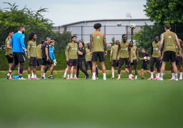 June 15, 2026, Vancouver, Bc, CANADA: Canada s Jayden Nelson, back from left to right, Mathieu Choiniere, Tani Oluwaseyi, Alphonso Davies and their teammates participate in a FIFA World Cup, WM, Weltmeisterschaft, Fussball soccer training session, in Vancouver, on Monday, June 15, 2026. Canada News - June 15, 2026  - ZUMAc35_ 20260615_zaf_c35_094 Copyright: xDarrylxDyckx