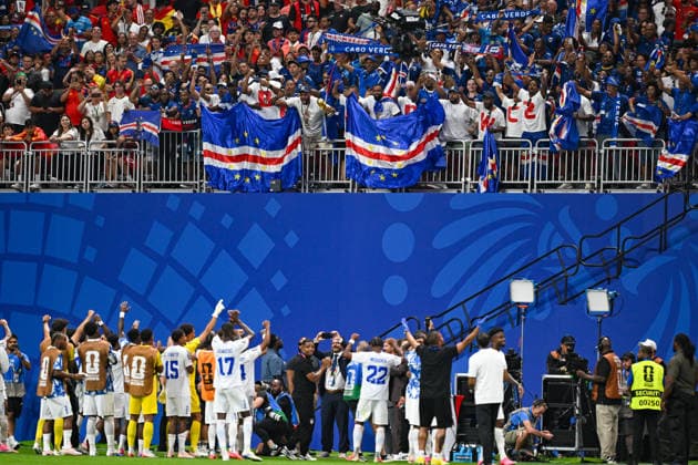 ATLANTA, GA - JUNE 15: Cape Verde fans celebrate with the players following the conclusion of the FIFA World Cup, WM, Weltmeisterschaft, Fussball 2026 Group H match between Spain and Cape Verde on June 15th, 2026 at Atlanta Stadium in Atlanta, GA. (Photo by Rich von Biberstein Icon Sportswire) SOCCER: JUN 15 FIFA World Cup 26 Group H - Spain vs Cabo Verde EDITORIAL USE ONLY Icon260615063