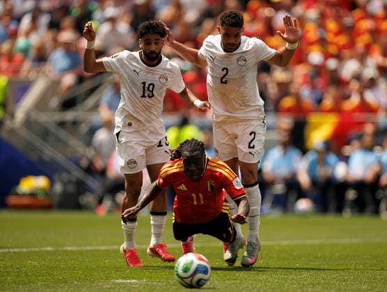 SEATTLE, WASHINGTON - JUNE 15: JÃ rÃ my Doku of Belgium is tackled by Marwan Attia (left) and Yasser Ibrahim of Egypt during the FIFA World Cup, WM, Weltmeisterschaft, Fussball 2026 Group G match between Belgium and Egypt at Seattle Stadium on June 15, 2026 in Seattle, Washington.  Copyright: xMBxMediax