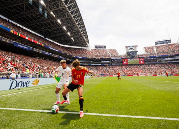 SEATTLE, WASHINGTON - JUNE 15: General view inside the stadium as Charles De Ketelaere of Belgium battles for the ball with Emam Ashour of Egypt during the FIFA World Cup, WM, Weltmeisterschaft, Fussball 2026 Group G match between Belgium and Egypt at Seattle Stadium on June 15, 2026 in Seattle, Washington.  Copyright: xMBxMediax