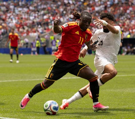 SEATTLE, WASHINGTON - JUNE 15: JÃ rÃ my Doku of Belgium battles for the ball with Mohamed El Shenawy of Egypt during the FIFA World Cup, WM, Weltmeisterschaft, Fussball 2026 Group G match between Belgium and Egypt at Seattle Stadium on June 15, 2026 in Seattle, Washington.  Copyright: xMBxMediax