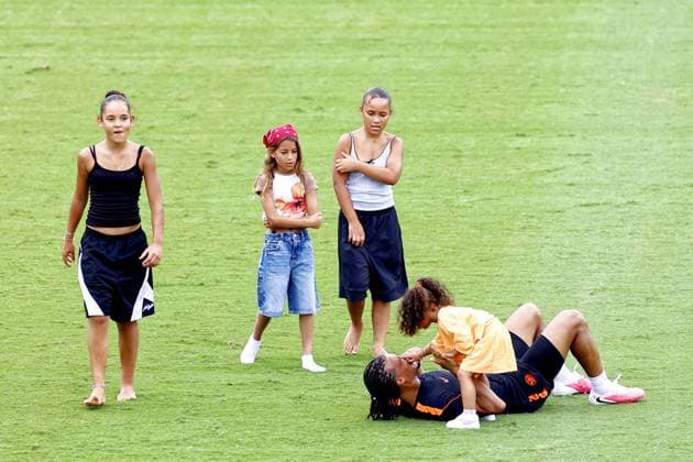 DALLAS, 15-06-2026, Southern Methodist University, World Cup 2026, Netherlands training following yesterday™s match against Japan. Picture shows Nathan Ake with children Netherlands training in Dallas  x204387976x Copyright: