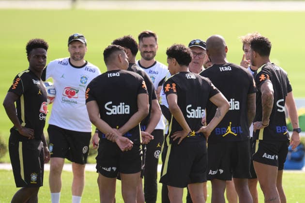 Fußball, WM 2026, 20260615, Training Brasilien. Im Bild Trainer Brasilien Carlo ANCELOTTI spricht zum Team im Kreis. Morristown Red-Bull-Akademie New Jersey Vereinigte Staaten von Amerika