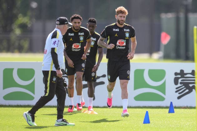 Fußball, WM 2026, 20260615, Training Brasilien. Im Bild v.l. Trainer Brasilien Carlo ANCELOTTI, Leo PEREIRA (Brasilien, 15). Morristown Red-Bull-Akademie New Jersey Vereinigte Staaten von Amerika