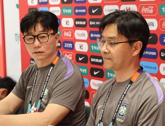 FIFA World Cup, WM, Weltmeisterschaft, Fussball 2026 - South Korea press conference, PK, Pressekonferenz Song Jun-seop (L), chief physician of the South Korean men s national soccer team, and the team s mental coach Han Doug-hyun (R) look on during a press conference at the team s camp in Guadalajara, Mexico, 15 June 2026. GUADALAJARA Mexico  Copyright: xYONHAPx