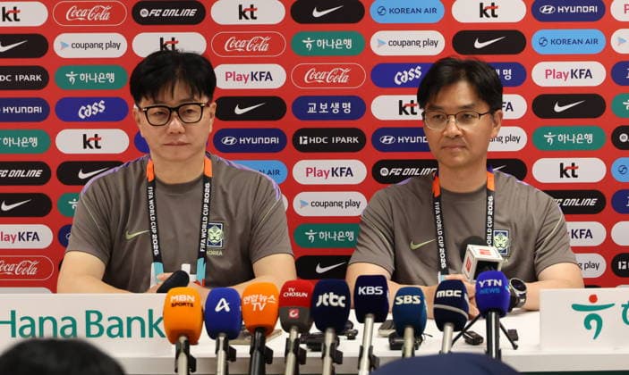 FIFA World Cup, WM, Weltmeisterschaft, Fussball 2026 - South Korea press conference, PK, Pressekonferenz Song Jun-seop (L), chief physician of the South Korean men s national soccer team, and the team s mental coach Han Doug-hyun (R) look on during a press conference at the team s camp in Guadalajara, Mexico, 15 June 2026. GUADALAJARA Mexico  Copyright: xYONHAPx