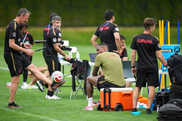 June 15, 2026, Vancouver, Bc, CANADA: Canada s Cyle Larin sits on a cooler after a FIFA World Cup, WM, Weltmeisterschaft, Fussball soccer training session, in Vancouver, on Monday, June 15, 2026. Canada News - June 15, 2026  - ZUMAc35_ 20260615_zaf_c35_121 Copyright: xDarrylxDyckx