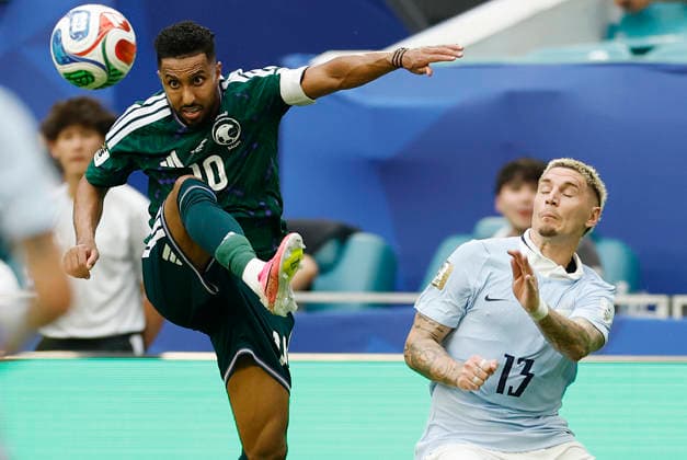 Salem Aldawsari (L) of Saudi Arabia vies for the ball with Guillermo Varela of Uruguay during a Group H match at the 2026 FIFA World Cup, WM, Weltmeisterschaft, Fussball between Saudi Arabia and Uruguay at Hard Rock stadium in Miami, United States, 15 June 2026. FIFA World Cup 2026 - Group H - Saudi Arabia - Uruguay !ACHTUNG: NUR REDAKTIONELLE NUTZUNG!  Copyright: xAlbertoxEstevezx GR2052 20260615-55020606583_1