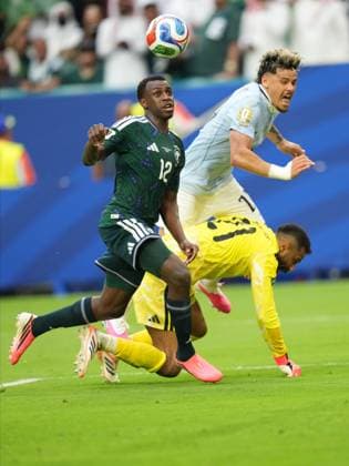 Saudi Arabia v Uruguay - FIFA World Cup, WM, Weltmeisterschaft, Fussball 2026 - Group H FLORIDA, USA - JUNE 15: Maximiliano Araujo (20) of Uruguay in action against Saud Abdulhamid (12) of Saudi Arabia during the 2026 FIFA World Cup First Stage Group H match between Saudi Arabia and Uruguay at Hard Rock Stadium (Miami Stadium) in Miami Gardens, Florida, United States on June 15, 2026. Evrim Aydin Anadolu Florida United States. Editorial use only. Please get in touch for any other usage.  Copyright: x2026xAnadoluxEvrimxAydinx