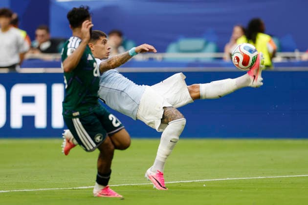 Mohammed Abu Alshamat (L) of Saudi Arabia vies for the ball with Mathias Olivera (R) of Uruguay during a Group H match at the 2026 FIFA World Cup, WM, Weltmeisterschaft, Fussball between Saudi Arabia and Uruguay at Hard Rock stadium in Miami, United States, 15 June 2026. FIFA World Cup 2026 - Group H - Saudi Arabia - Uruguay !ACHTUNG: NUR REDAKTIONELLE NUTZUNG!  Copyright: xAlbertoxEstevezx GR2053 20260615-55020606653_1