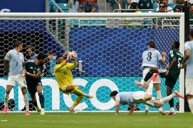 Mohammed Alowais (C) of Saudi Arabia control a ball during a Group H match at the 2026 FIFA World Cup, WM, Weltmeisterschaft, Fussball between Saudi Arabia and Uruguay at Hard Rock stadium in Miami, United States, 15 June 2026. FIFA World Cup 2026 - Group H - Saudi Arabia - Uruguay !ACHTUNG: NUR REDAKTIONELLE NUTZUNG!  Copyright: xAlbertoxEstevezx GR2055 20260615-55020606656_1