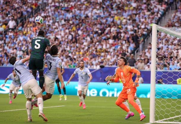 FIFA World Cup, WM, Weltmeisterschaft, Fussball 2026 - Group H - Saudi Arabia vs Uruguay Saudi Arabia defender Hassan Altambakti (top L) in action against Uruguay goalkeeper Fernando Muslera (R) during the FIFA World Cup 2026 group stage match Saudi Arabia against Uruguay, in Miami, Florida, USA, 15 June 2026. MIAMI United States  Copyright: xCRISTOBALxHERRERA-ULASHKEVICHx