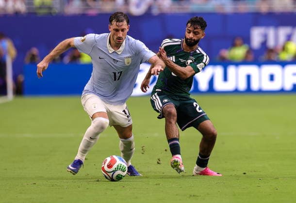 FIFA World Cup, WM, Weltmeisterschaft, Fussball 2026 - Group H - Saudi Arabia vs Uruguay Uruguay defender Matias Vina (L) in action against Saudi Arabia midfielder Mohammed Abu Al Shamat during the FIFA World Cup 2026 group stage match Saudi Arabia against Uruguay, in Miami, Florida, USA, 15 June 2026. MIAMI United States  Copyright: xCRISTOBALxHERRERA-ULASHKEVICHx