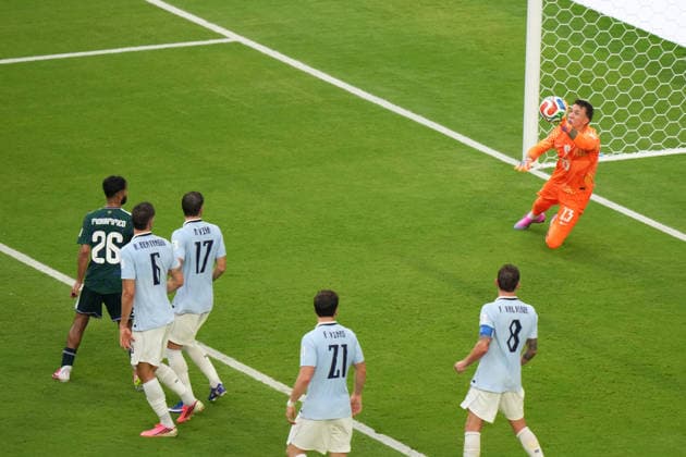 Fernando Muslera (R) goalkeeper of Uruguay receives a goal during the FIFA World Cup, WM, Weltmeisterschaft, Fussball 2026 group stage H soccer match between Saudi Arabia and Uruguay at Hard Rock Stadium in Miami, USA, 15 June 2026. FIFA World Cup 2026 - Group H - Saudi Arabia vs Uruguay !ACHTUNG: NUR REDAKTIONELLE NUTZUNG!  Copyright: xALBERTOxBOALx GR2074 20260615-55020606666_1