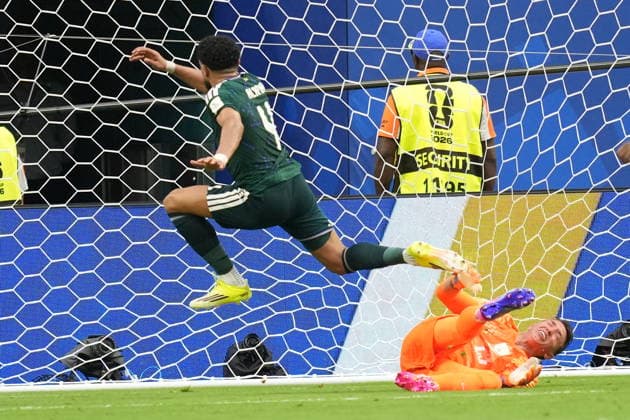Saudi Arabia v Uruguay - FIFA World Cup, WM, Weltmeisterschaft, Fussball 2026 - Group H FLORIDA, USA - JUNE 15: Abdulelah al-Amri of Saudi Arabia scores during the 2026 FIFA World Cup First Stage Group H match between Saudi Arabia and Uruguay at Hard Rock Stadium (Miami Stadium) in Miami Gardens, Florida, United States on June 15, 2026. Evrim Aydin Anadolu Florida United States. Editorial use only. Please get in touch for any other usage.  Copyright: x2026xAnadoluxEvrimxAydinx
