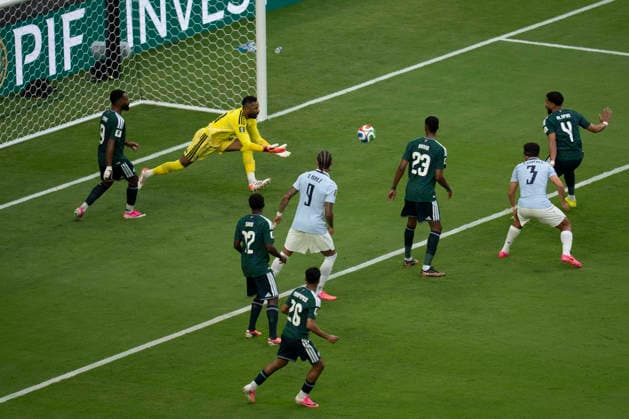 May 25, 2026, Miami Gardens, Florida, USA: Goalkeeper MOHAMMED ALOWAIS (21) Saudi Arabia makes a save during the first half of the World Cup Group H, Round 1 match between Uruguay and Saudi Arabia at Miami Stadium. Miami Gardens USA - ZUMAd212 20260525_zsp_d212_037 Copyright: xRichardxDolex