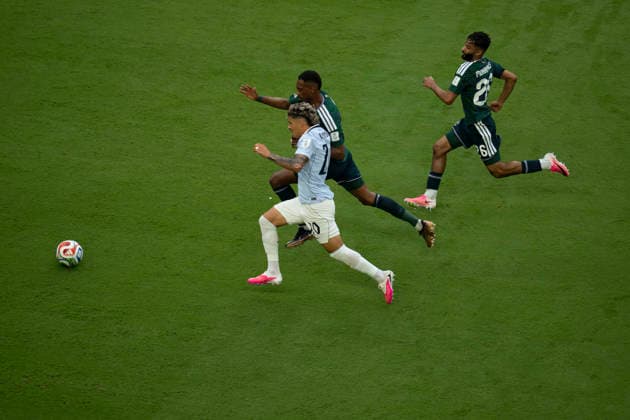 May 25, 2026, Miami Gardens, Florida, USA: Forward AGUSTIN CANOBBIO (21) Uruguay sprints after the ball during the first half of the World Cup Group H, Round 1 match between Uruguay and Saudi Arabia at Miami Stadium. Miami Gardens USA - ZUMAd212 20260525_zsp_d212_038 Copyright: xRichardxDolex