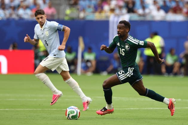 MIAMI GARDENS, FL - JUNE 15: Saudi Arabia midfielder Abdullah al-Khaibari (15) controls the ball in the first half during the FIFA World Cup, WM, Weltmeisterschaft, Fussball 2026 Group H match between Saudi Arabia and Uruguay on Monday, June 16, 2026 at Miami Stadium in Miami Gardens, FL (Photo by Peter Joneleit Icon Sportswire) SOCCER: JUN 15 FIFA World Cup 26 Group H - Saudi Arabia vs Uruguay EDITORIAL USE ONLY Icon260615007