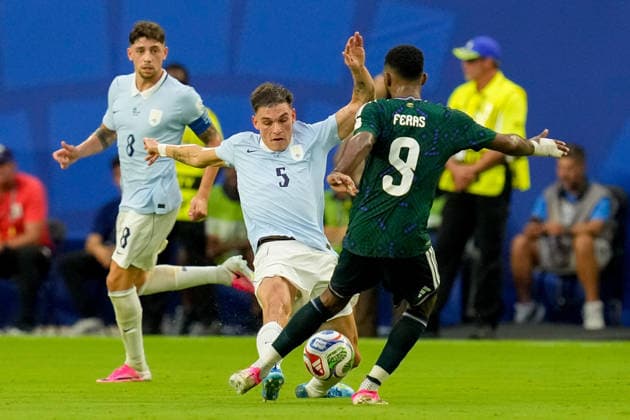 Manuel Ugarte (Uruguay) und Feras Albrikan (Saudi Arabia) battle for the ball during the FIFA World Cup, WM, Weltmeisterschaft, Fussball 2026 Group H match between Saudi Arabia and Uruguay at Miami Stadium on June 15, 2026 in Miami, United States. (Photo by Alex Gottschalk DeFodi Images) -