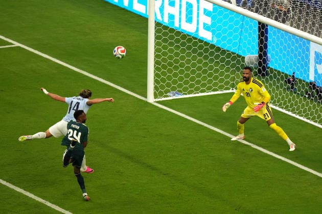 Agustín Canobbio (top) of Uruguay in action during the FIFA World Cup, WM, Weltmeisterschaft, Fussball 2026 group stage H soccer match between Saudi Arabia and Uruguay at Hard Rock Stadium in Miami, USA, 15 June 2026. FIFA World Cup 2026 - Group H - Saudi Arabia vs Uruguay !ACHTUNG: NUR REDAKTIONELLE NUTZUNG!  Copyright: xALBERTOxBOALx GR2101 20260615-55020606710_1