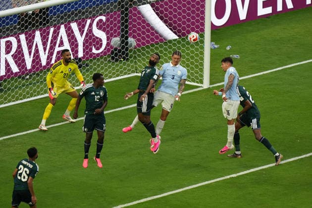Feras Albrikan (C) of Saudi Arabia vies for the ball with Darwin Nunez of Uruguay during the FIFA World Cup, WM, Weltmeisterschaft, Fussball 2026 group stage H soccer match between Saudi Arabia and Uruguay at Hard Rock Stadium in Miami, USA, 15 June 2026. FIFA World Cup 2026 - Group H - Saudi Arabia vs Uruguay !ACHTUNG: NUR REDAKTIONELLE NUTZUNG!  Copyright: xALBERTOxBOALx GR2092 20260615-55020606732_1