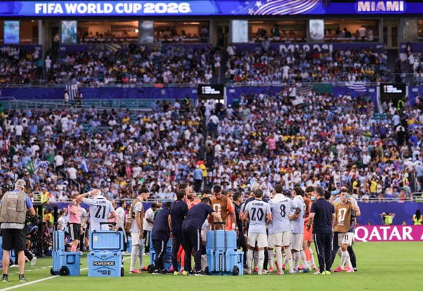 FIFA World Cup, WM, Weltmeisterschaft, Fussball 2026 - Group H - Saudi Arabia vs Uruguay Uruguay team takes a water break during the FIFA World Cup 2026 group stage match Saudi Arabia against Uruguay, in Miami, Florida, USA, 15 June 2026. MIAMI United States  Copyright: xCRISTOBALxHERRERA-ULASHKEVICHx