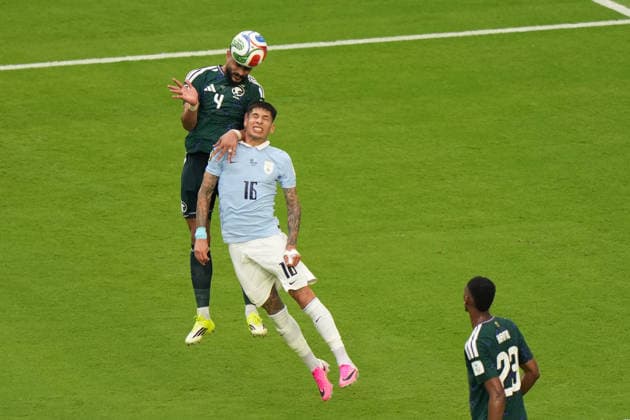 Abdulelah Alamri (L) of Saudi Arabia vies for the ball with Mathias Olivera of Uruguay during the FIFA World Cup, WM, Weltmeisterschaft, Fussball 2026 group stage H soccer match between Saudi Arabia and Uruguay at Hard Rock Stadium in Miami, USA, 15 June 2026. FIFA World Cup 2026 - Group H - Saudi Arabia vs Uruguay !ACHTUNG: NUR REDAKTIONELLE NUTZUNG!  Copyright: xALBERTOxBOALx GR2076 20260615-55020606739_1