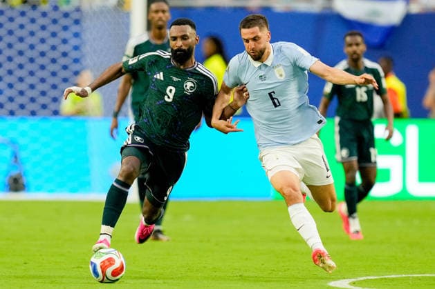 Feras Albrikan (Saudi Arabia) und Rodrigo Bentancur (Uruguay) battle for the ball during the FIFA World Cup, WM, Weltmeisterschaft, Fussball 2026 Group H match between Saudi Arabia and Uruguay at Miami Stadium on June 15, 2026 in Miami, United States. (Photo by Alex Gottschalk DeFodi Images) -