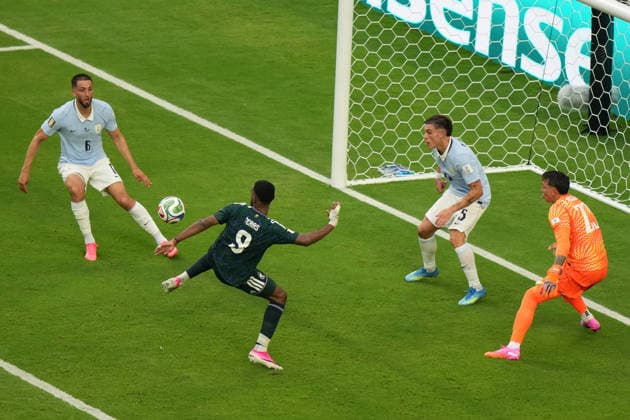 Feras Albrikan (2-L) of Saudi Arabia vies for the ball with Rodrigo Bentancur of Uruguay during the FIFA World Cup, WM, Weltmeisterschaft, Fussball 2026 group stage H soccer match between Saudi Arabia and Uruguay at Hard Rock Stadium in Miami, USA, 15 June 2026. FIFA World Cup 2026 - Group H - Saudi Arabia vs Uruguay !ACHTUNG: NUR REDAKTIONELLE NUTZUNG!  Copyright: xALBERTOxBOALx GR2078 20260615-55020606742_1