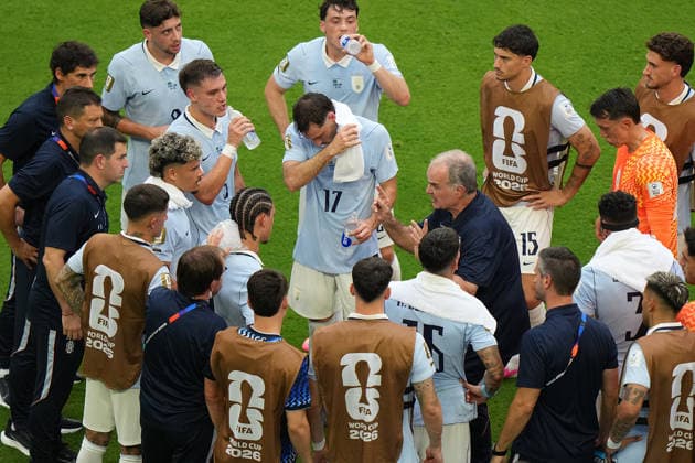 Marcelo Bielsa (C) head coach of Uruguay gives instructions during the FIFA World Cup, WM, Weltmeisterschaft, Fussball 2026 group stage H soccer match between Saudi Arabia and Uruguay at Hard Rock Stadium in Miami, USA, 15 June 2026. FIFA World Cup 2026 - Group H - Saudi Arabia vs Uruguay !ACHTUNG: NUR REDAKTIONELLE NUTZUNG!  Copyright: xALBERTOxBOALx GR2070 20260615-55020606756_1