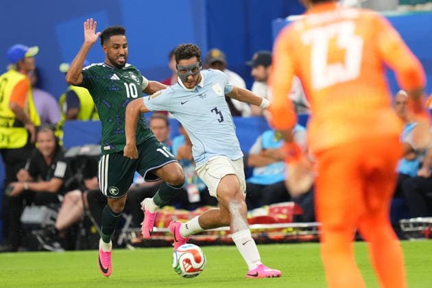 Saudi Arabia v Uruguay - FIFA World Cup, WM, Weltmeisterschaft, Fussball 2026 - Group H FLORIDA, USA - JUNE 15: Sebastian Caceres (3) of Uruguay in action against Salem Al-Dawsari (10) of Saudi Arabia during the 2026 FIFA World Cup First Stage Group H match between Saudi Arabia and Uruguay at Hard Rock Stadium (Miami Stadium) in Miami Gardens, Florida, United States on June 15, 2026. Evrim Aydin Anadolu Florida United States. Editorial use only. Please get in touch for any other usage.  Copyright: x2026xAnadoluxEvrimxAydinx
