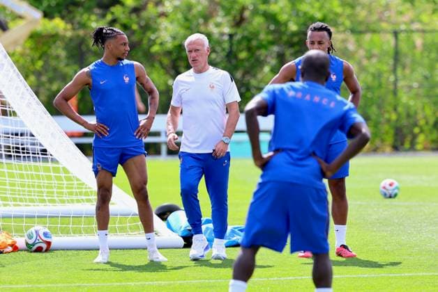 French Soccer Team at Practice Session - New Jersey French coach Didier Deschamps with players participe during a training session for the 2026 World Cup ahead of France-Senegal in New Jersey on June 15, 2026. Photo by Charles Guerin ABACAPRESS.COM Morristown NJ  Copyright: xGuerinxCharles ABACAx