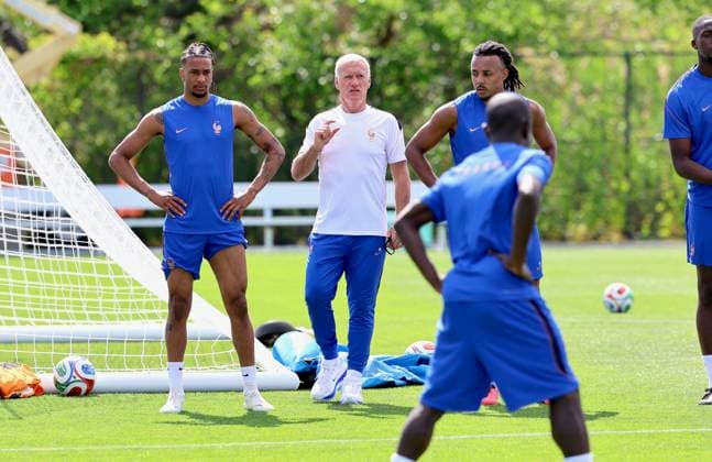 French Soccer Team at Practice Session - New Jersey French coach Didier Deschamps with players participe during a training session for the 2026 World Cup ahead of France-Senegal in New Jersey on June 15, 2026. Photo by Charles Guerin ABACAPRESS.COM Morristown NJ  Copyright: xGuerinxCharles ABACAx