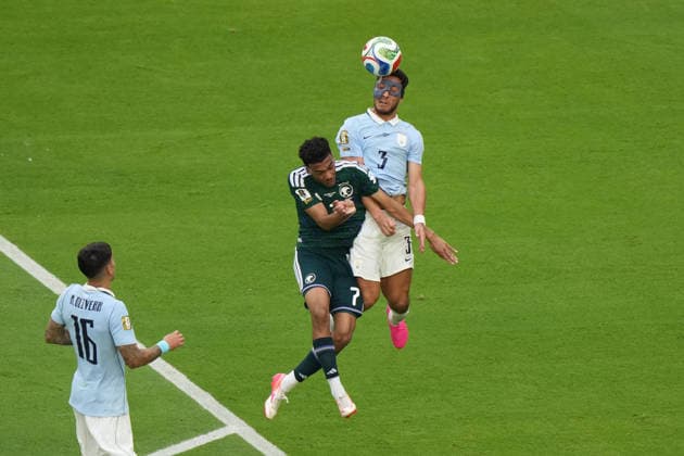 Musab Aljuwayr (C) of Saudi Arabia vies for the ball with Sebastian Caceres of Uruguay during the FIFA World Cup, WM, Weltmeisterschaft, Fussball 2026 group stage H soccer match between Saudi Arabia and Uruguay at Hard Rock Stadium in Miami, USA, 15 June 2026. FIFA World Cup 2026 - Group H - Saudi Arabia vs Uruguay !ACHTUNG: NUR REDAKTIONELLE NUTZUNG!  Copyright: xALBERTOxBOALx GR2058 20260615-55020606761_1