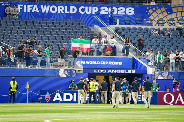 USA: Fußball FIFA World Cup, WM, Weltmeisterschaft, Fussball 2026 Gruppenphase Gruppe G Iran vs Neuseeland SoFi Stadium (Inglewood, Los Angeles County, Kalifornien): Fans und Mitglieder der iranischen Diaspora zeigen bei der Platzbegehung vor dem Gruppenspiel der FIFA-Fußball-Weltmeisterschaft 2026 zwischen dem Iran und Neuseeland im SoFi Stadium historische iranische Fahnen mit dem Löwen-und-Sonne-Symbol.