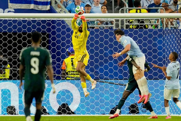 Torhueter Mohammed Alowais (Saudi Arabia) with a save during the FIFA World Cup, WM, Weltmeisterschaft, Fussball 2026 Group H match between Saudi Arabia and Uruguay at Miami Stadium on June 15, 2026 in Miami, United States. (Photo by Alex Gottschalk DeFodi Images) -