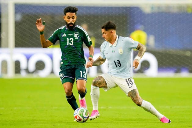 Nawaf Bu Washl (Saudi Arabia) und Brian Rodriguez (Uruguay) battle for the ball during the FIFA World Cup, WM, Weltmeisterschaft, Fussball 2026 Group H match between Saudi Arabia and Uruguay at Miami Stadium on June 15, 2026 in Miami, United States. (Photo by Alex Gottschalk DeFodi Images) -