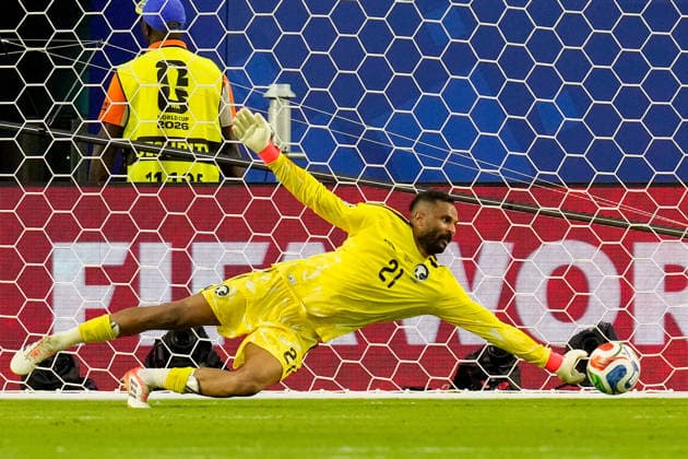 Torhueter Mohammed Alowais (Saudi Arabia) with a save during the FIFA World Cup, WM, Weltmeisterschaft, Fussball 2026 Group H match between Saudi Arabia and Uruguay at Miami Stadium on June 15, 2026 in Miami, United States. (Photo by Alex Gottschalk DeFodi Images) -