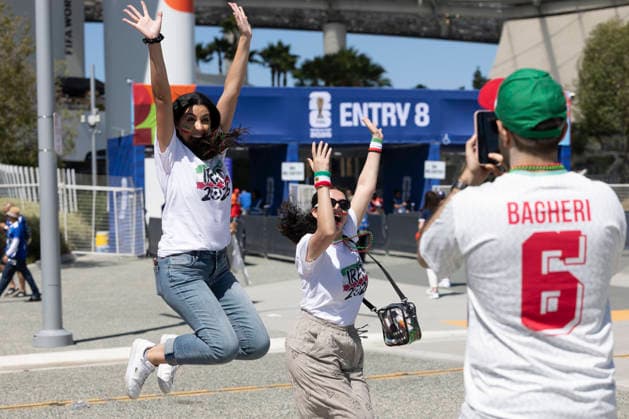 June 15, 2026, Los Angeles, California, USA: Soccer fans pose photos before the FIFA World Cup, WM, Weltmeisterschaft, Fussball Group G soccer match between the IR Iran and the New Zealand at SoFi Stadium in Inglewood, Calif., Monday, June 15, 2026. Los Angeles USA - ZUMAc68_ 20260615_zaf_c68_009 Copyright: xRingoxChiux