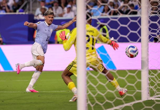 FIFA World Cup, WM, Weltmeisterschaft, Fussball 2026 - Group H - Saudi Arabia vs Uruguay Uruguay defender Maximiliano Araujo (L) scores a goal against Saudi Arabia goalkeeper Mohammed Al Owais during the FIFA World Cup 2026 group stage match Saudi Arabia against Uruguay, in Miami, Florida, USA, 15 June 2026. MIAMI United States  Copyright: xCRISTOBALxHERRERA-ULASHKEVICHx