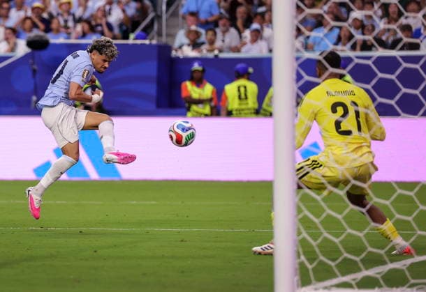 FIFA World Cup, WM, Weltmeisterschaft, Fussball 2026 - Group H - Saudi Arabia vs Uruguay Uruguay defender Maximiliano Araujo (L) scores a goal against Saudi Arabia goalkeeper Mohammed Al Owais during the FIFA World Cup 2026 group stage match Saudi Arabia against Uruguay, in Miami, Florida, USA, 15 June 2026. MIAMI United States  Copyright: xCRISTOBALxHERRERA-ULASHKEVICHx