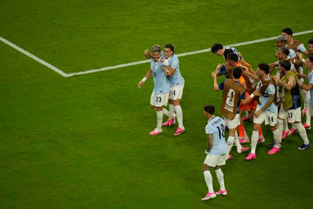 June 15, 2026, Miami Gardens, Florida, USA: Midfielder GIORGIAN DE ARRASCAETA (20) Uruguay celebrates with his teammates after scoring a goal during the second half of the World Cup Group H, Round 1 match between Uruguay and Saudi Arabia at Miami Stadium. World Cup 2026: Group H: Uruguay 1 : Saudi Arabia 1  - ZUMAd212 20260615_zsp_d212_008 Copyright: xRichardxDolex