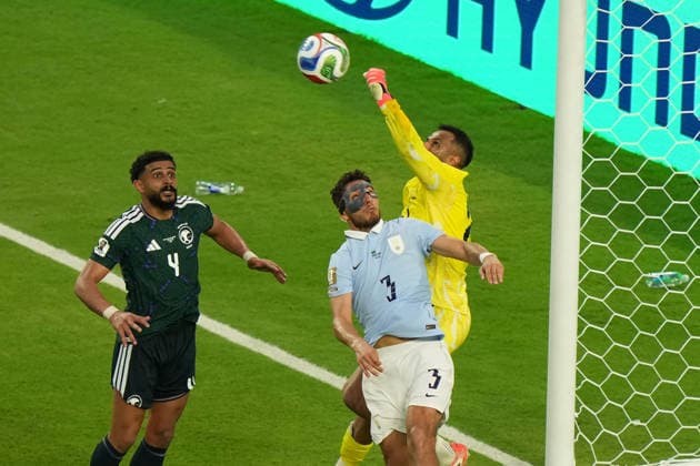 Mohammed Alowais (R) of Saudi Arabia in action during the FIFA World Cup, WM, Weltmeisterschaft, Fussball 2026 group stage H soccer match between Saudi Arabia and Uruguay at Hard Rock Stadium in Miami, USA, 15 June 2026. FIFA World Cup 2026 - Group H - Saudi Arabia vs Uruguay !ACHTUNG: NUR REDAKTIONELLE NUTZUNG!  Copyright: xALBERTOxBOALx GR2142 20260616-55020606894_1