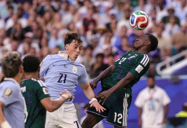 FIFA World Cup, WM, Weltmeisterschaft, Fussball 2026 - Group H - Saudi Arabia vs Uruguay Uruguay forward Federico Vinas (L) in action against Saudi Arabia defender Saud Abdulhamid during the FIFA World Cup 2026 group stage match Saudi Arabia against Uruguay, in Miami, Florida, USA, 15 June 2026. MIAMI United States  Copyright: xCRISTOBALxHERRERA-ULASHKEVICHx