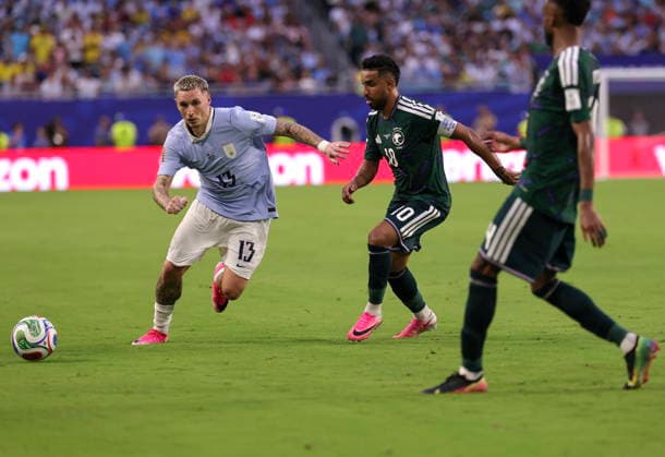 FIFA World Cup, WM, Weltmeisterschaft, Fussball 2026 - Group H - Saudi Arabia vs Uruguay Uruguay defender Guillermo Varela (L) in action against Saudi Arabia midfielder Salem Al Dawsari during the FIFA World Cup 2026 group stage match Saudi Arabia against Uruguay, in Miami, Florida, USA, 15 June 2026. MIAMI United States  Copyright: xCRISTOBALxHERRERA-ULASHKEVICHx