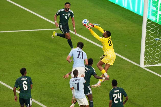Mohammed Alowais (R) of Saudi Arabia in action during the FIFA World Cup, WM, Weltmeisterschaft, Fussball 2026 group stage H soccer match between Saudi Arabia and Uruguay at Hard Rock Stadium in Miami, USA, 15 June 2026. FIFA World Cup 2026 - Group H - Saudi Arabia vs Uruguay !ACHTUNG: NUR REDAKTIONELLE NUTZUNG!  Copyright: xALBERTOxBOALx GR2139 20260616-55020606895_1