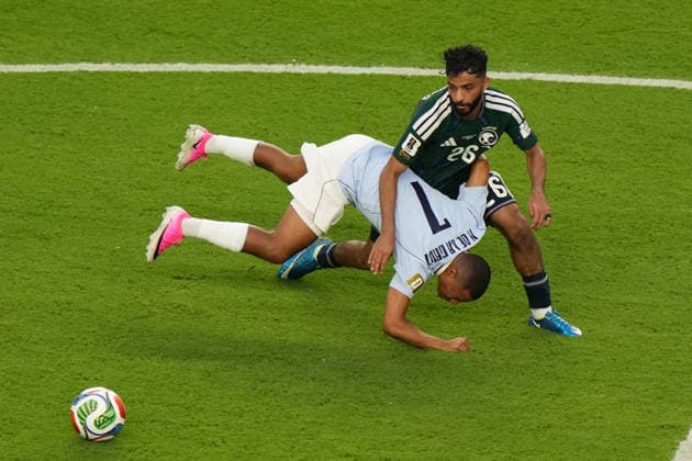 Mohammed Abu Alshamat (R) of Saudi Arabia in action with Nicolás De La Cruz of Uruguay during the FIFA World Cup, WM, Weltmeisterschaft, Fussball 2026 group stage H soccer match between Saudi Arabia and Uruguay at Hard Rock Stadium in Miami, USA, 15 June 2026. FIFA World Cup 2026 - Group H - Saudi Arabia vs Uruguay !ACHTUNG: NUR REDAKTIONELLE NUTZUNG!  Copyright: xALBERTOxBOALx GR2118 20260616-55020606902_1