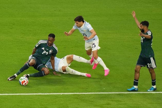 Mohammed Abu Alshamat (L) of Saudi Arabia in action with Nicolas De La Cruz of Uruguay during the FIFA World Cup, WM, Weltmeisterschaft, Fussball 2026 group stage H soccer match between Saudi Arabia and Uruguay at Hard Rock Stadium in Miami, USA, 15 June 2026. FIFA World Cup 2026 - Group H - Saudi Arabia vs Uruguay !ACHTUNG: NUR REDAKTIONELLE NUTZUNG!  Copyright: xALBERTOxBOALx GR2112 20260616-55020606903_1