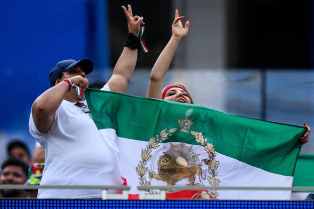 260615 Fans of Iran with the flag of Iran before the Islamic Revolution in 1979 during the FIFA World Cup, WM, Weltmeisterschaft, Fussball 2026 football match between Iran and New Zealand on June 15, 2026 in Los Angeles. Photo: Joel Marklund BILDBYRAN kod JM JM0824 bbeng fotboll football soccer fotball vm fotbolls-vm fotball-vm fotbolls-vm 2026 fifa world cup 2026 iran nya zeeland new zealand publik